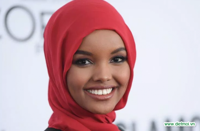 Người mẫu Halima Aden xếp thứ bảy. Cô 23 tuổi, người Mỹ gốc Somalia.
